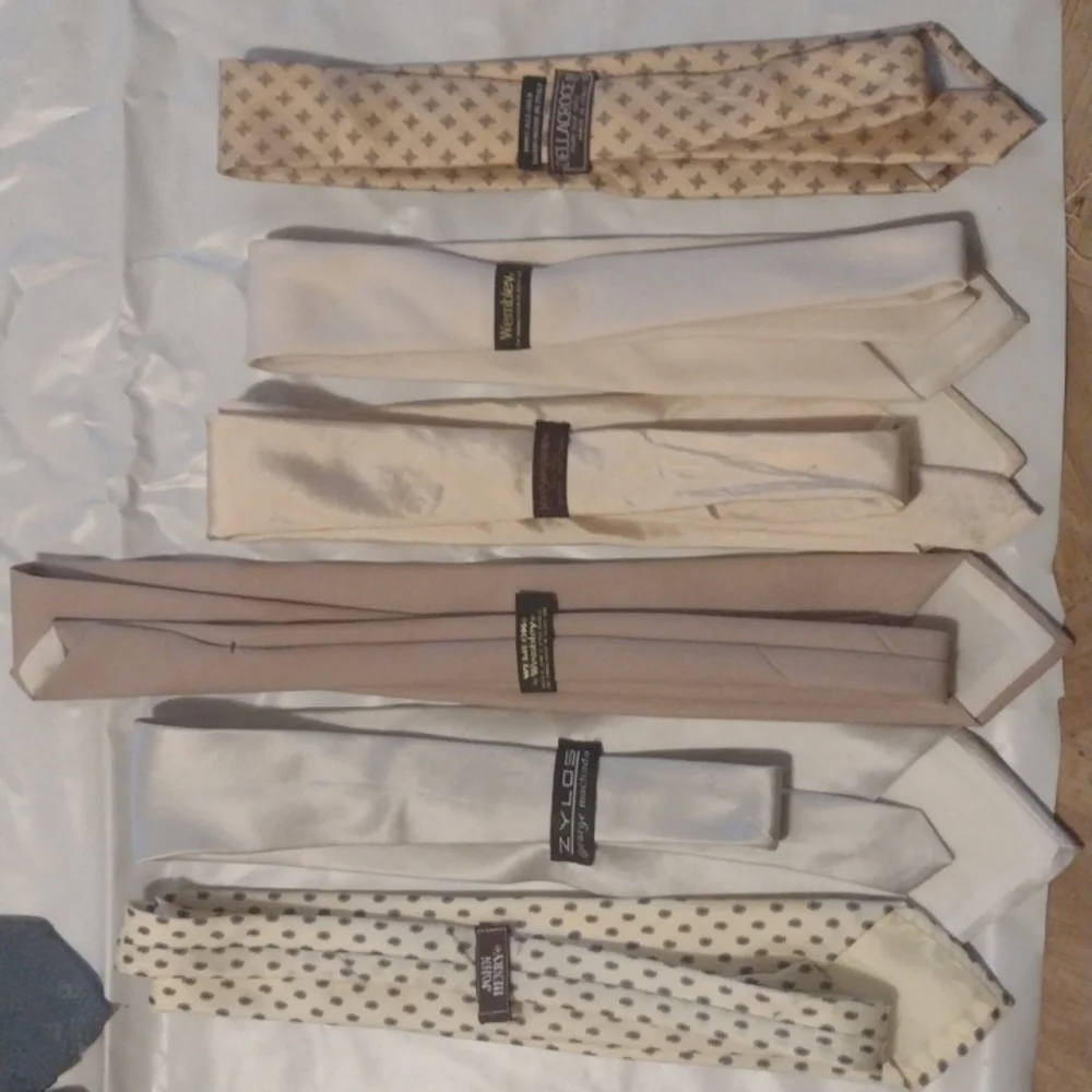 Assorted neck ties - Picture 1 of 2